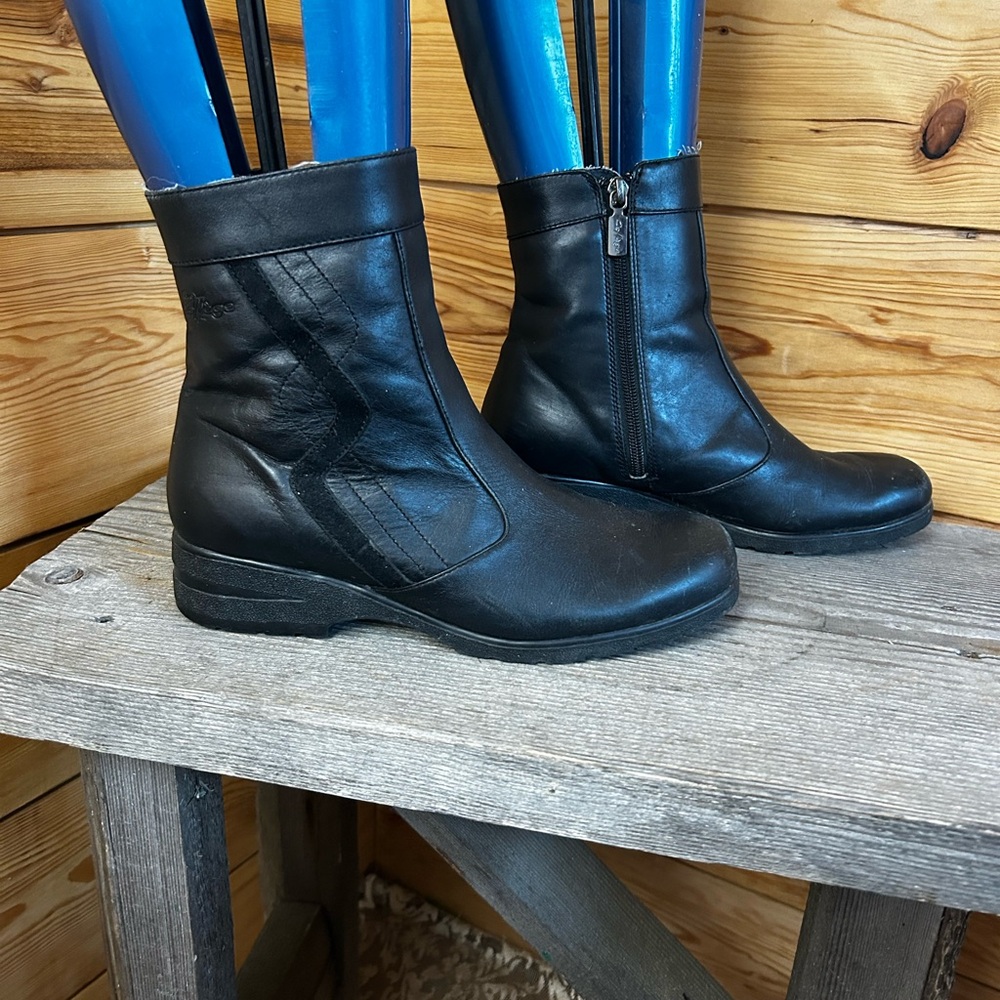 Black Leather Ankle Boots Lambs Wool Lining Natural Rubber Womens 8.5 Moto Europ